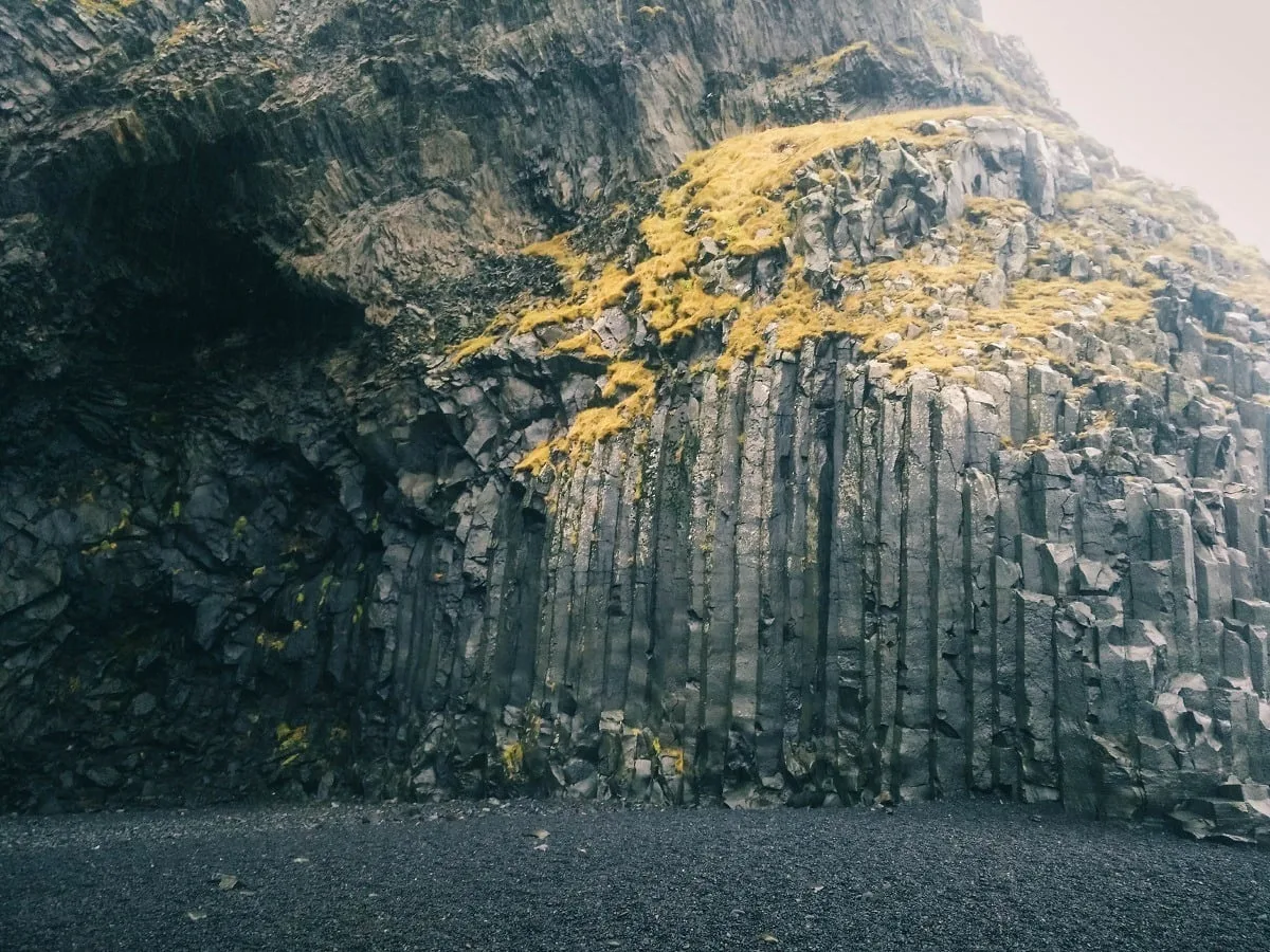 Colonnes de basalte sur la plage de Reynisfjara