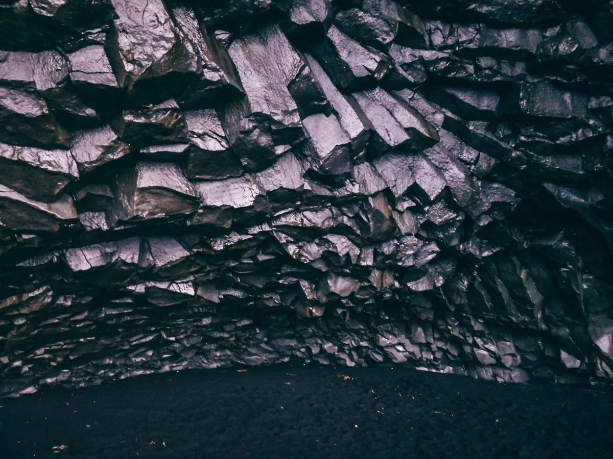 Colonnes de basalte dans une cave