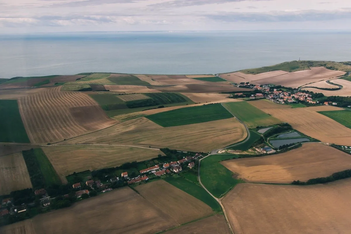Champs et villages de la Côte d'Opale vus du ciel