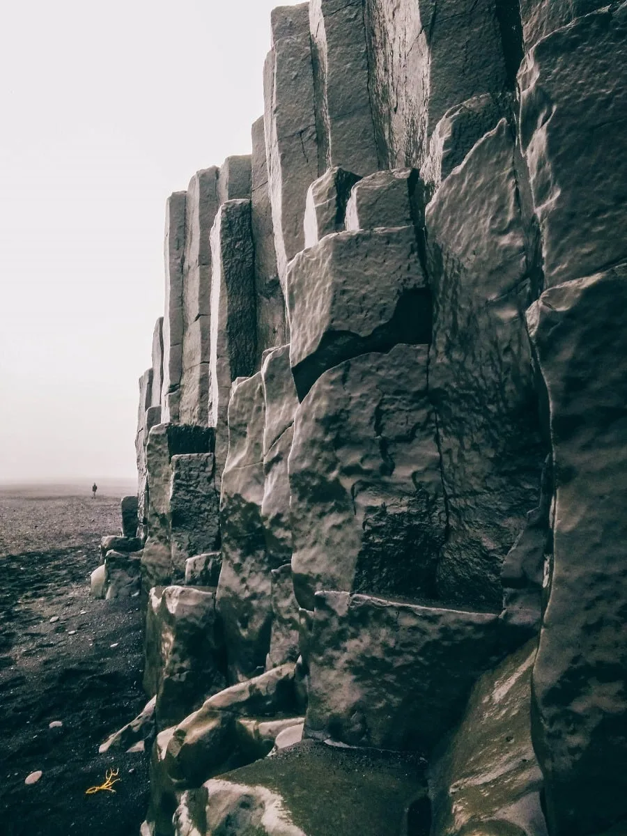 Colonnes de basalte sur la plage de Reynisfjara