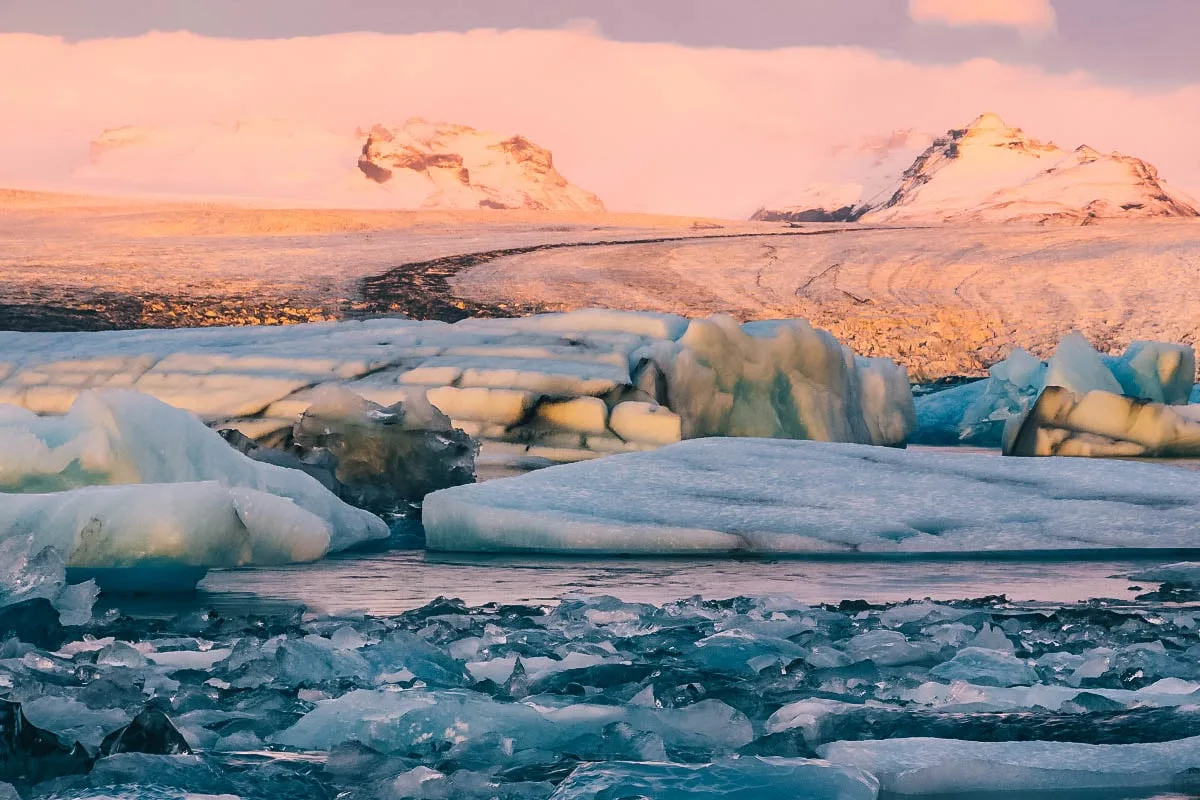Couleurs du coucher de soleil sur le lagon de Jokulsarlon en Islande