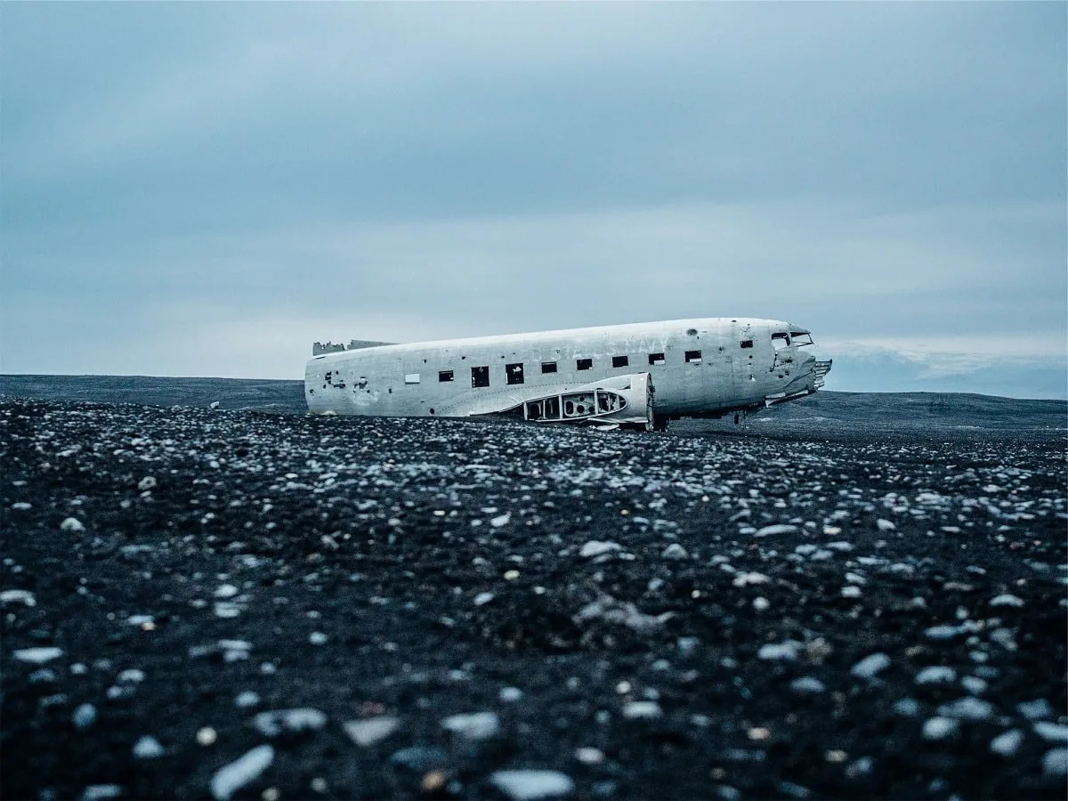 Avion abandonné DC3 sur une plage de sable noir