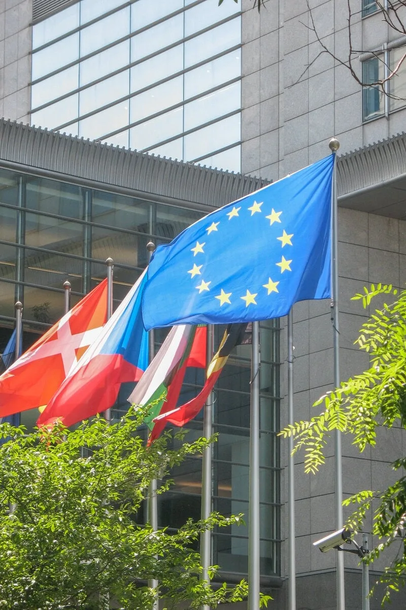 Drapeaux devant le Parlement Européen de Bruxelles