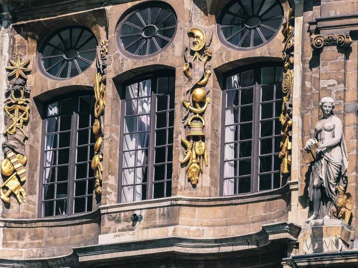Détails d'une façade de la Grand Place de Bruxelles