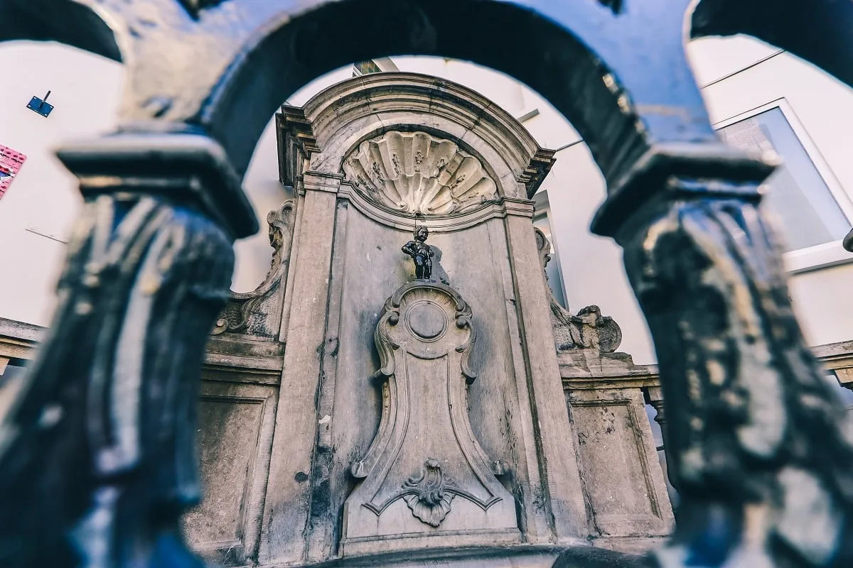 Le Manneken-Pis de Bruxelles derrière sa grille de protection