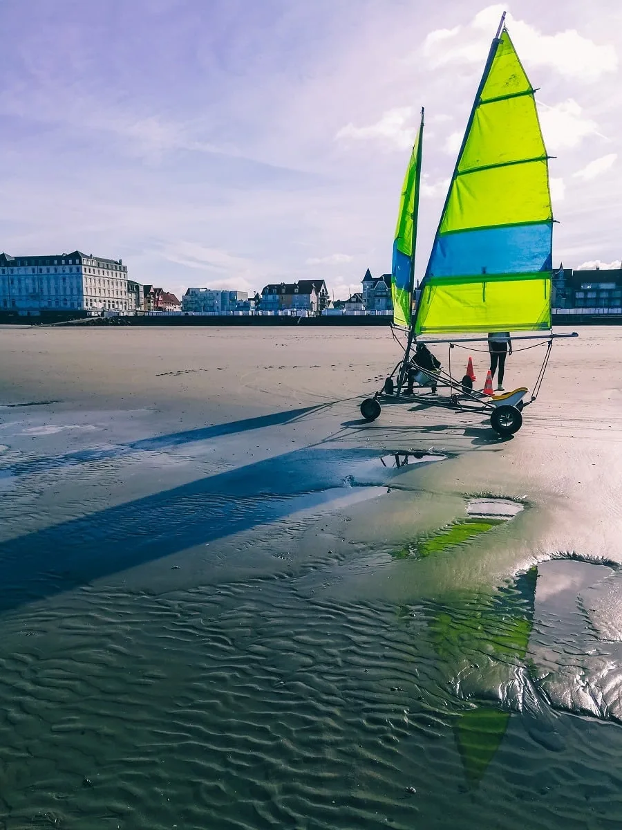 Sur un parcours d'initiation au char à voile