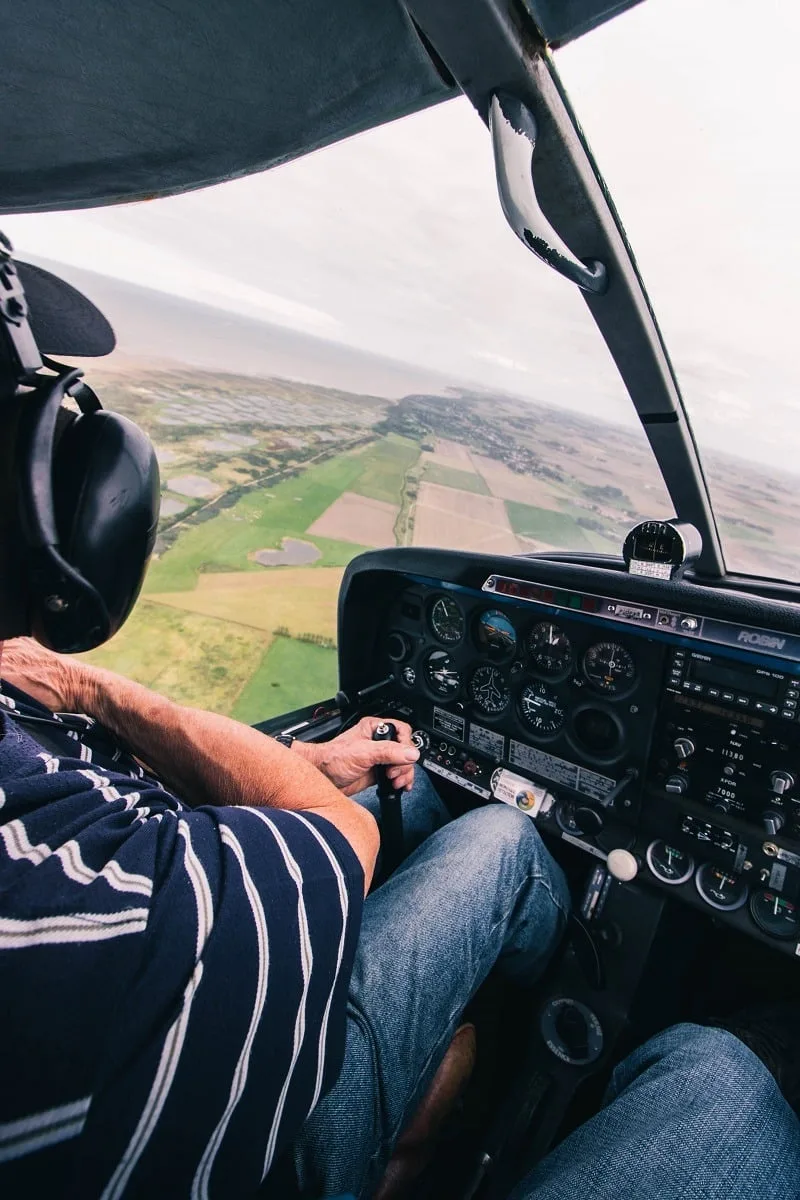 Pilote dans cockpit