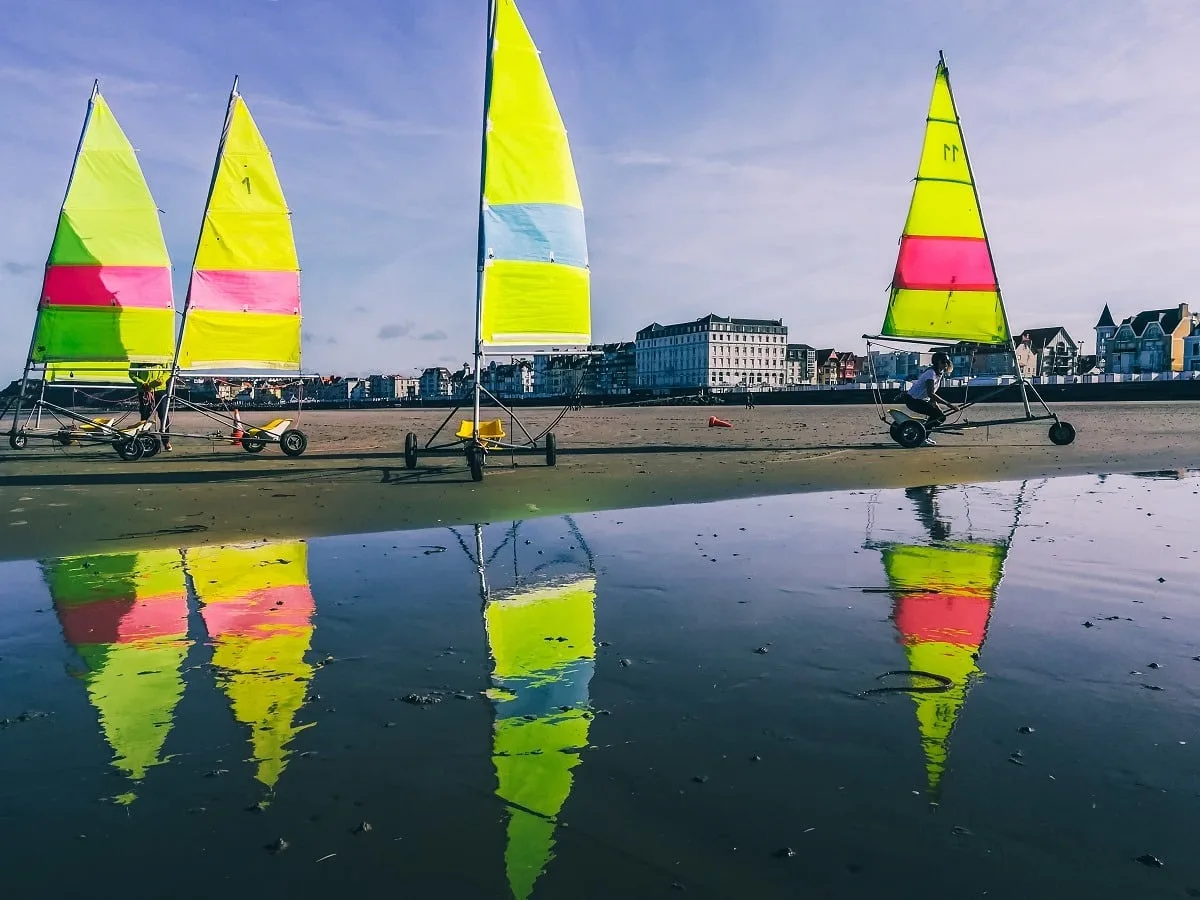 Chars à voile sur la plage