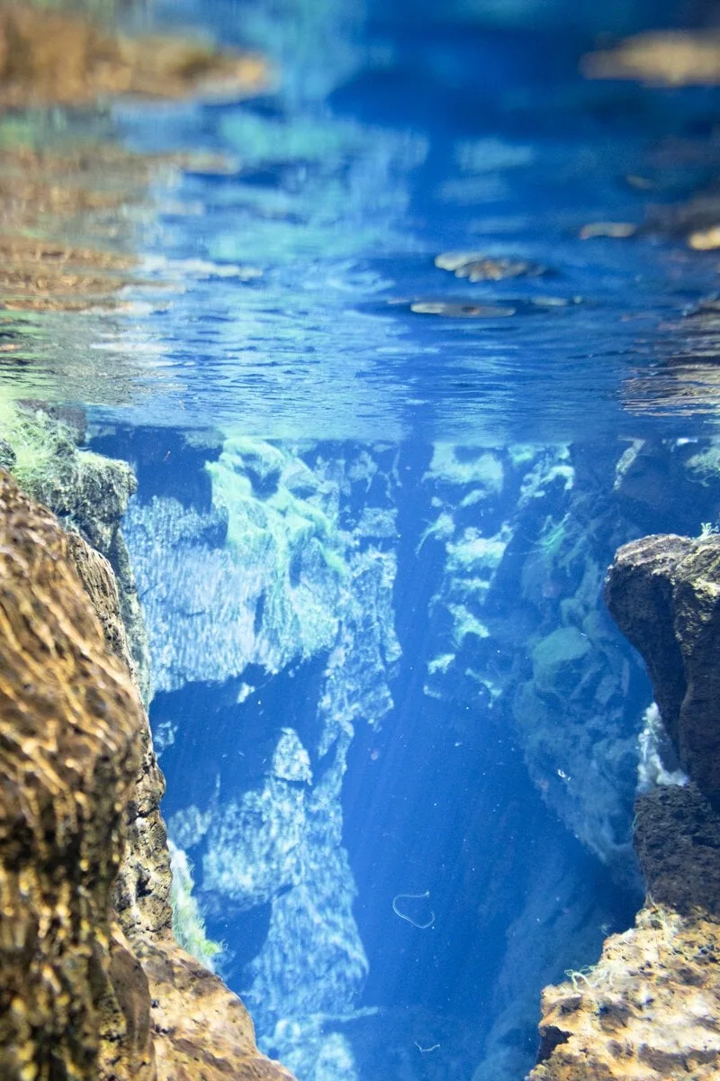 Eau bleue dans la faille de Silfra