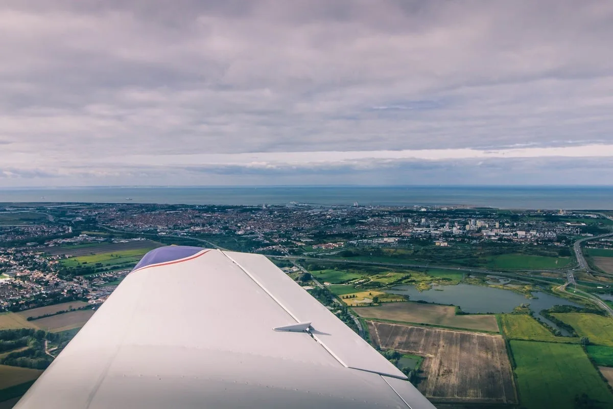 Aile d'avion qui survole la côte d'Opale