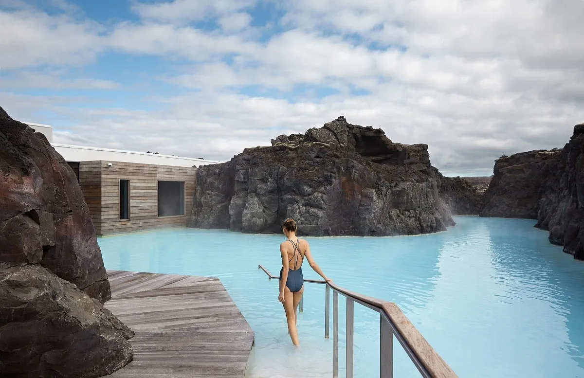 Femme au bord du Blue Lagoon
