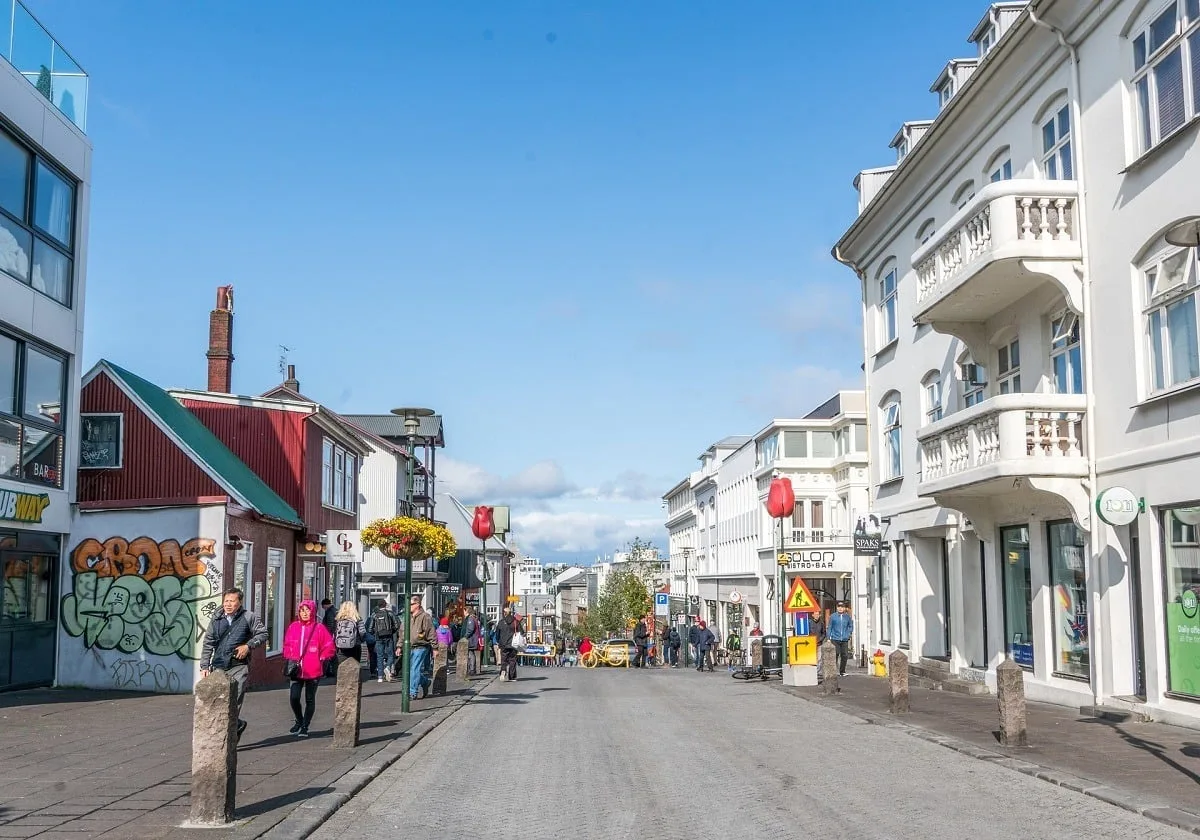 Rue commerçante dans le centre-ville de Reykjavik