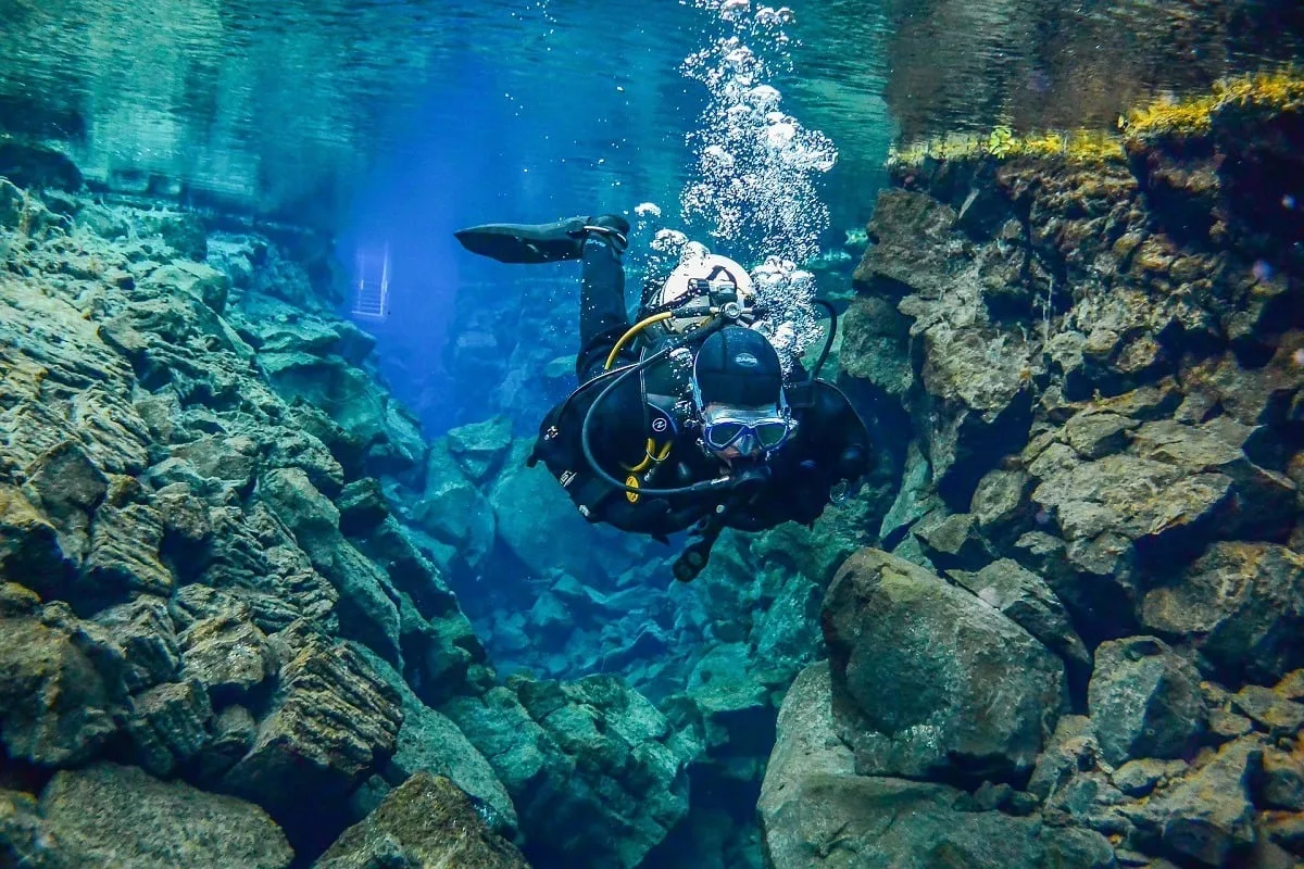 Plongée sous-marine dans la faille de Silfra dans le cercle d'or