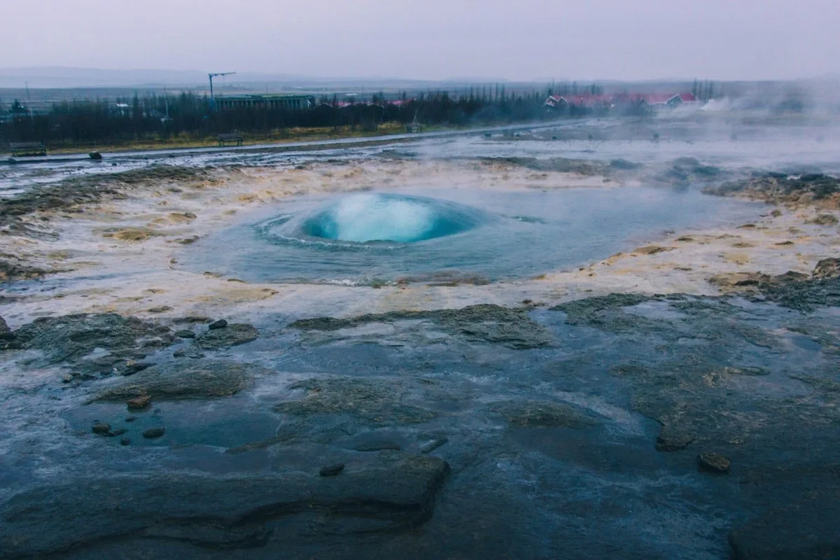 Le geyser de Strokkur dans le cercle d'or en Islande