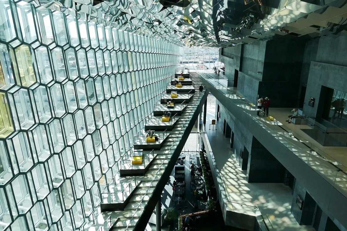 Dans le hall du Harpa de Reykjavik