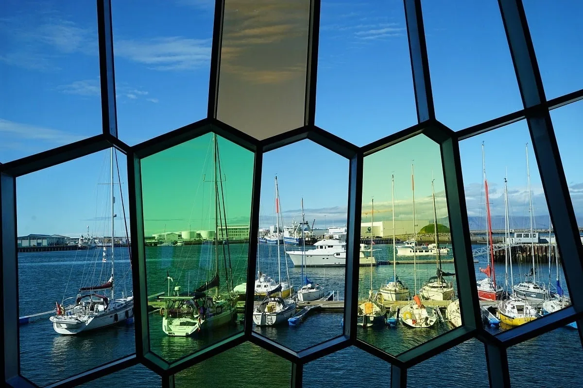 Vue sur le vieux-port de Reykjavik depuis le bâtiment du Harpa