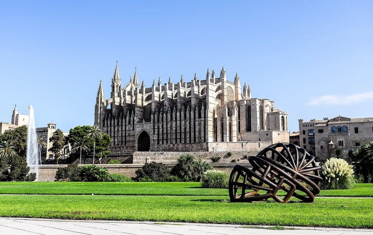 Vue sur la cathédrale de Palma depuis le parc de la Mar