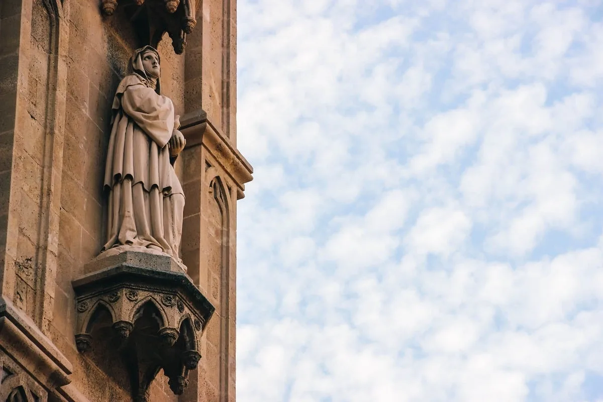 Statue sur la façade de la cathédrale de Palma de Majorque