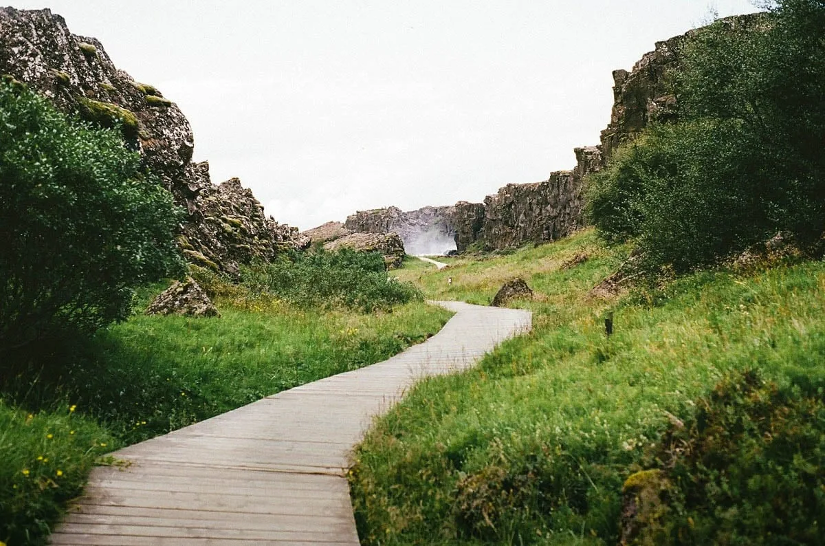 Chemin dans le parc de Thingvellir en Islande