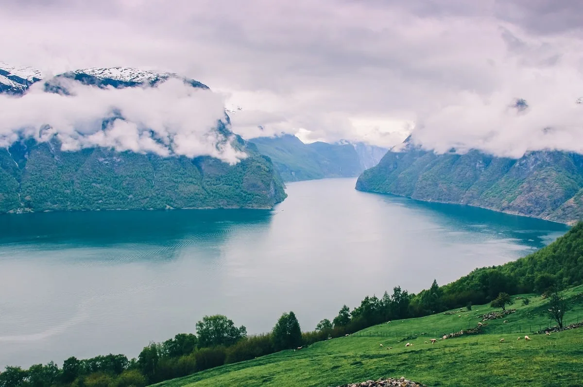 Le fjord Aurland en Norvège