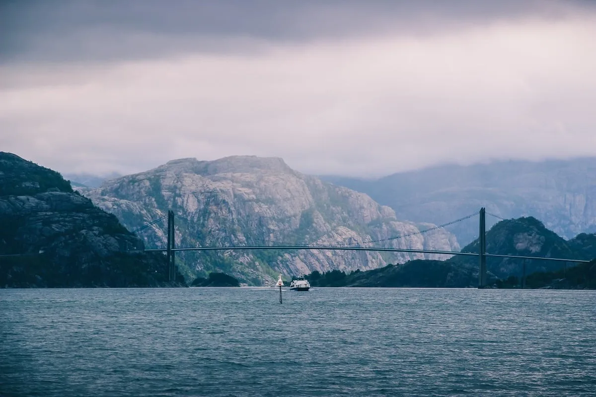 Sur le fjord du Lysefjord en Norvège