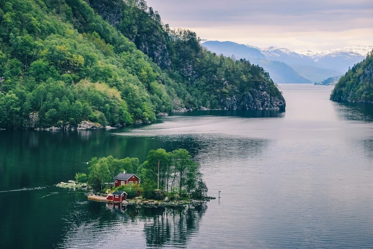 Maison sur une petite île en Norvège