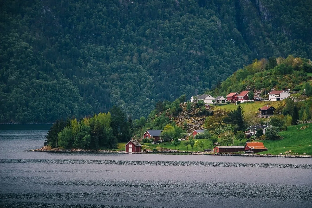 Maisons au bord d'un fjord en Norvège