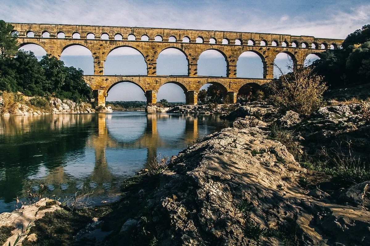 Réflexion dans l'eau du Pont du Gard