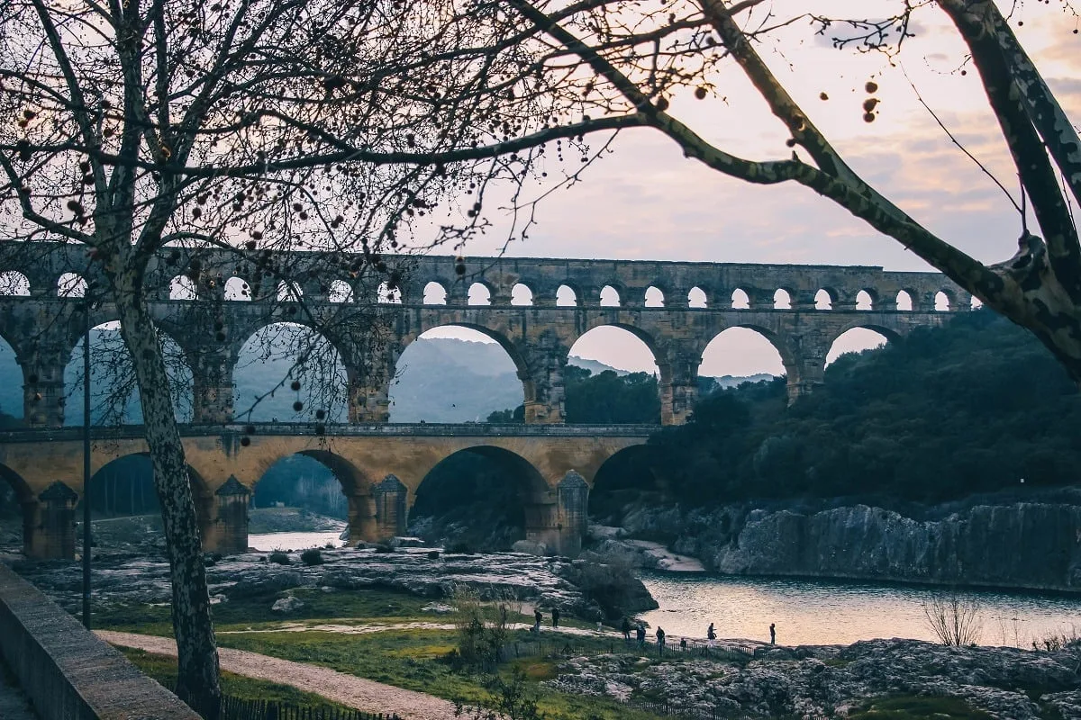 Pont du Gard au-dessus de la rivière