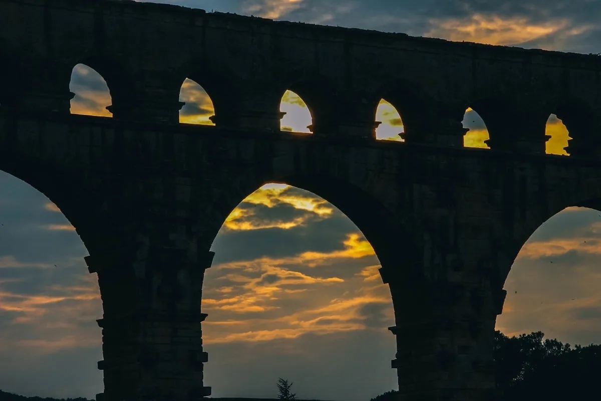 Coucher du soleil derrière le Pont du Gard