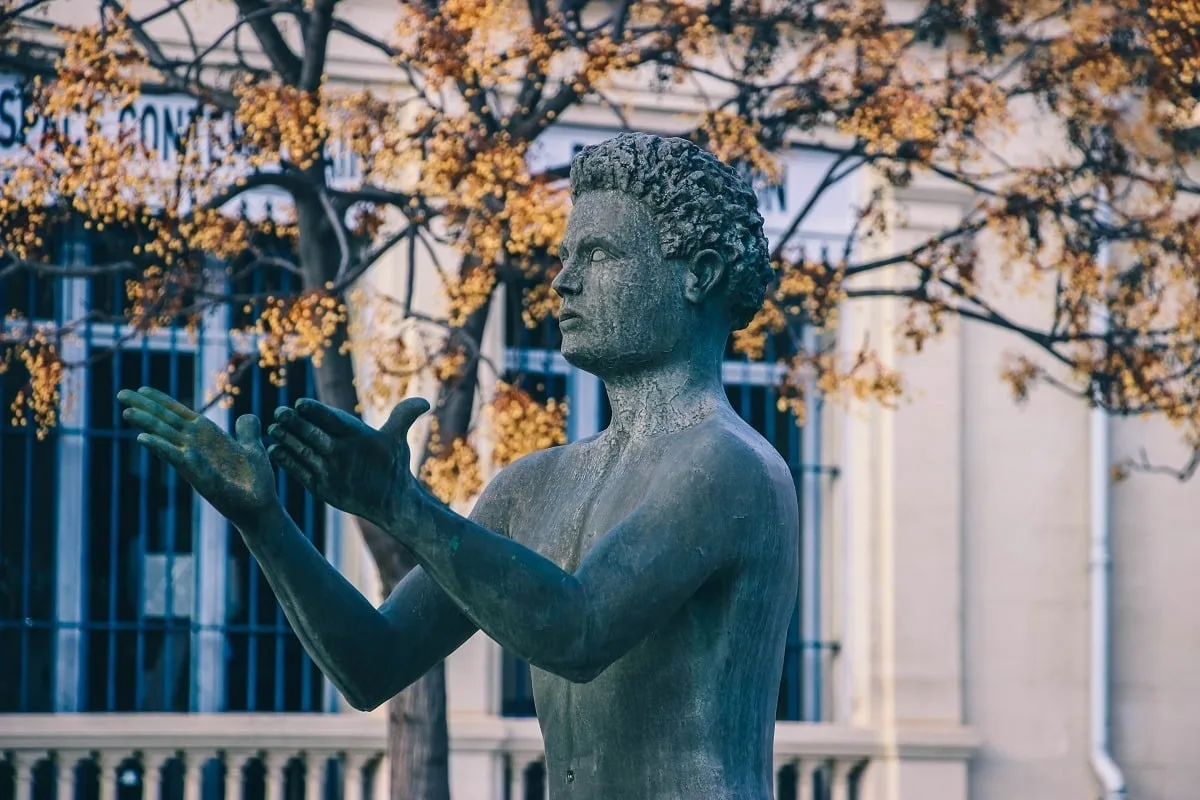 Statue dans Nîmes