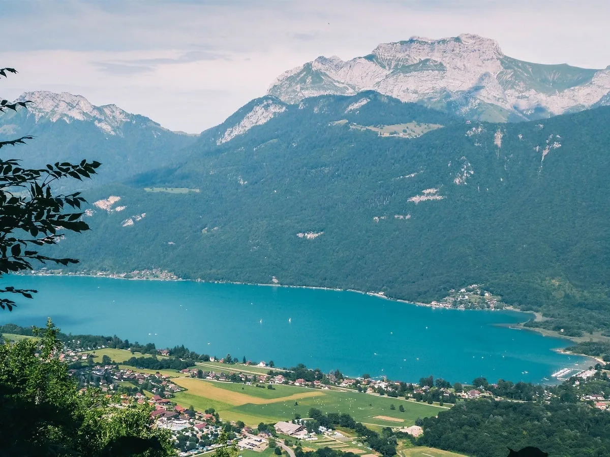 Vue sur le lac d'Annecy depuis les hauteurs