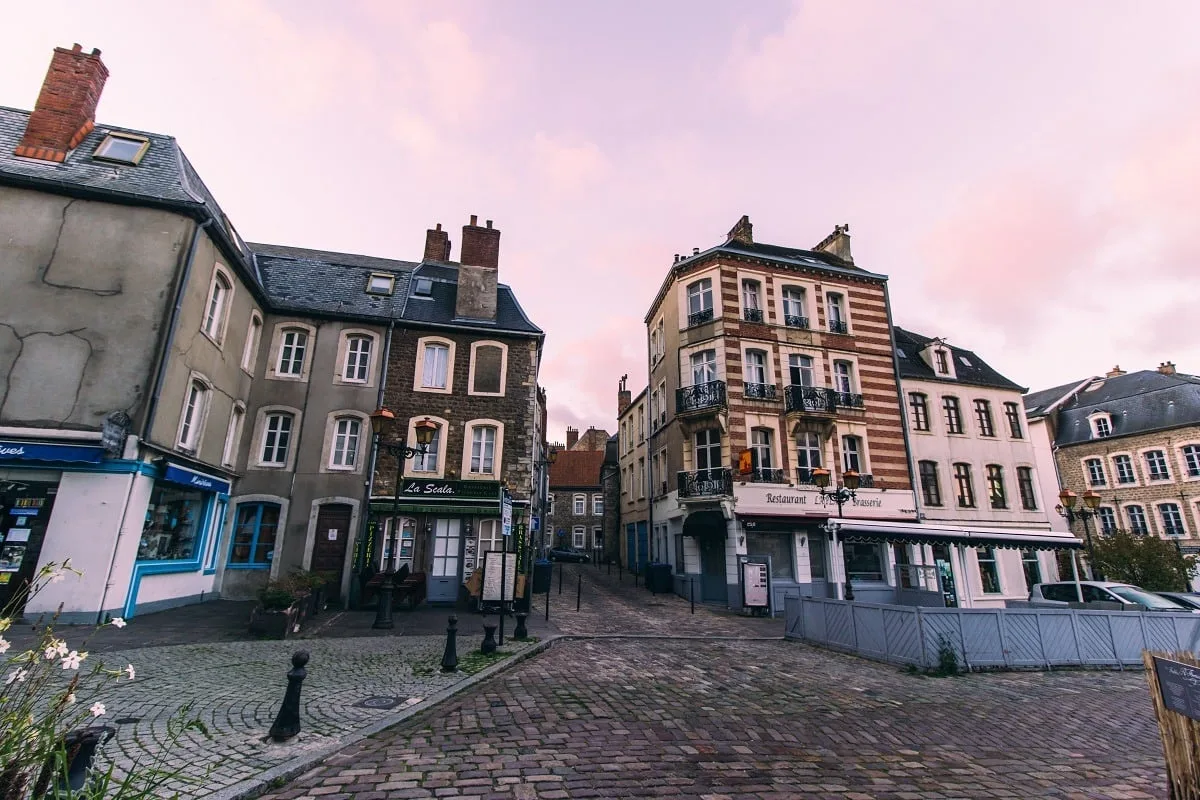 Dans la ville fortifiée de Boulogne sur Mer au petit matin