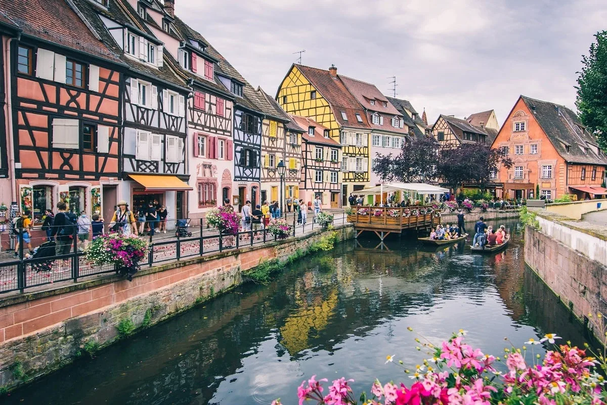 Maisons à colombages le long d'un canal à Colmar