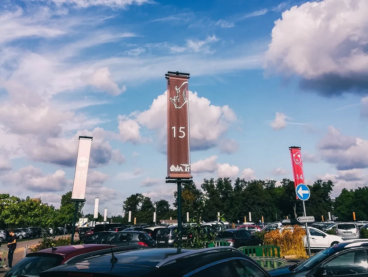 Sur le parking de Pairi Daiza