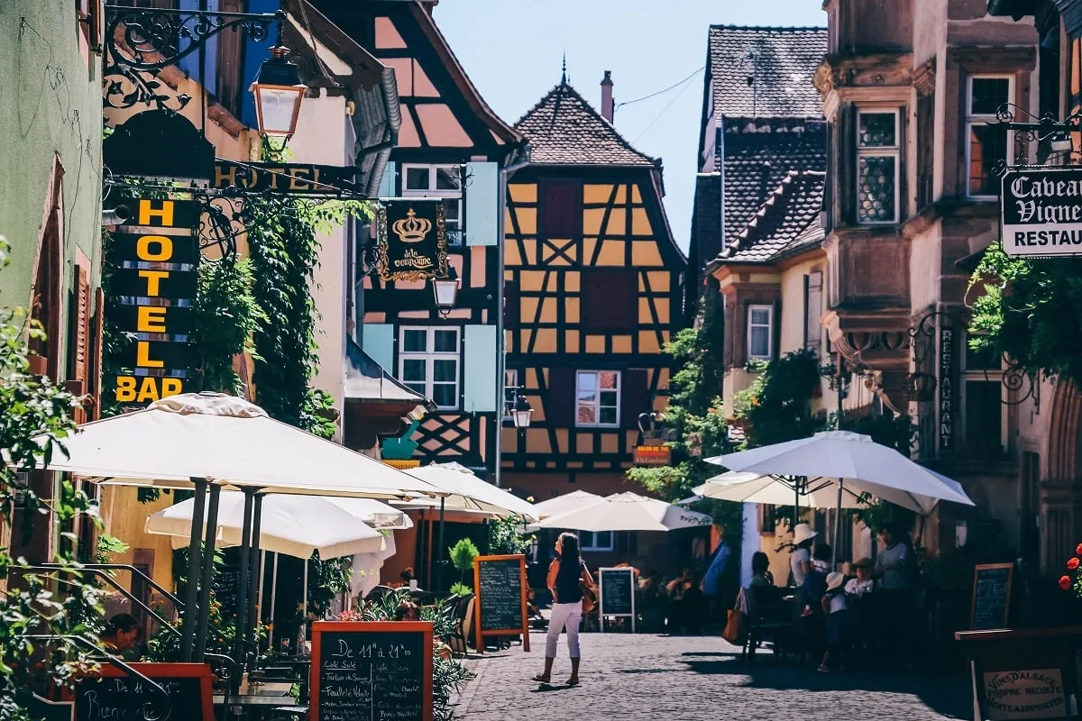 Dans le village de Riquewihr en Alsace