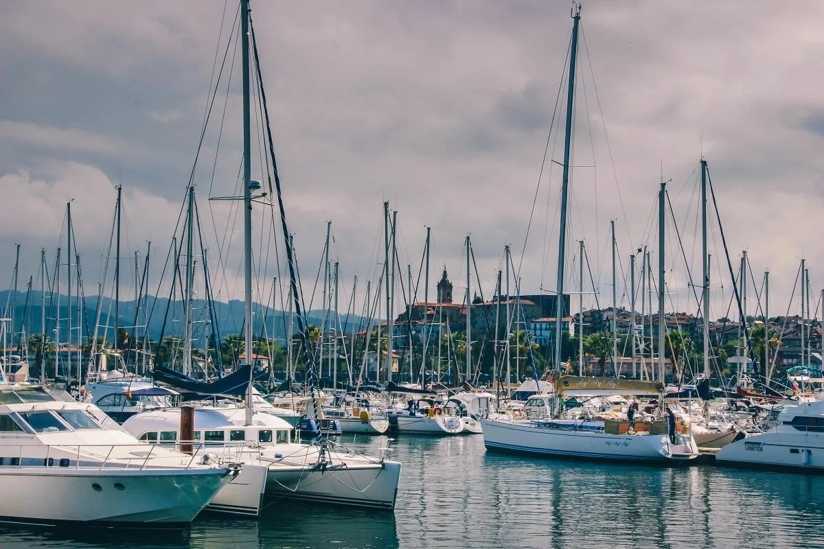 Bateaux dans le port de plaisance d'Hendaye