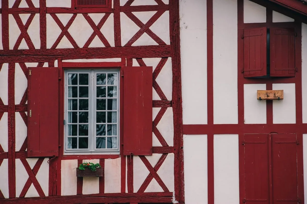 Façade d'une maison basque