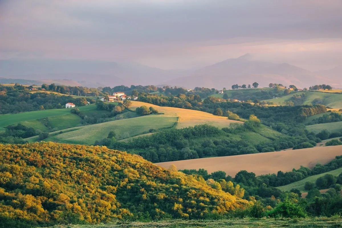 Visiter le Pays Basque : entre littoral et campagne de l'arrière-pays