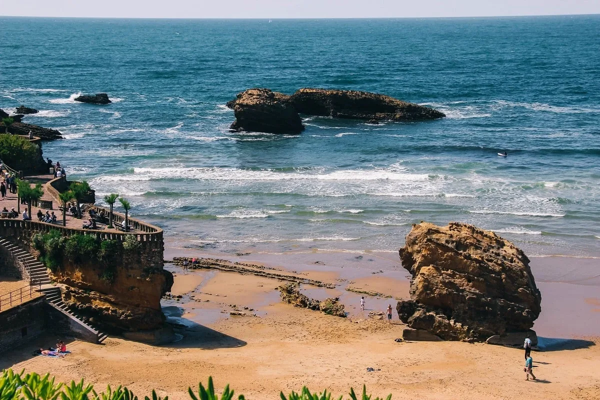 Promenade au bord de l'océan à Biarritz
