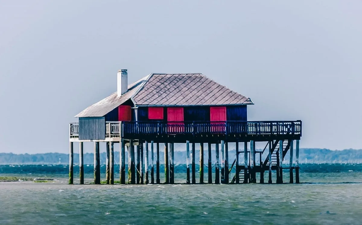 Une des cabanes tchanquées du bassin d'Arcachon