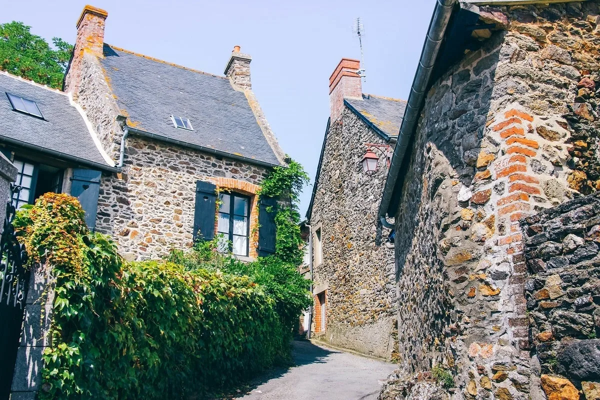 Dans le village de Saint-Suliac