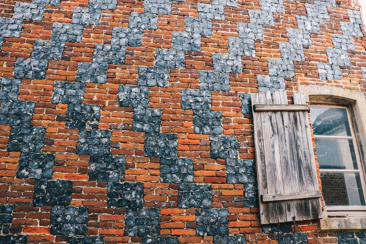 Mur de briques et de silex taillés à Saint Valery sur Somme