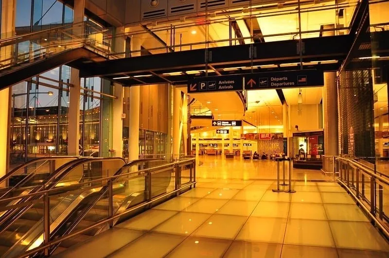 Intérieur de l'aéroport de Montreal