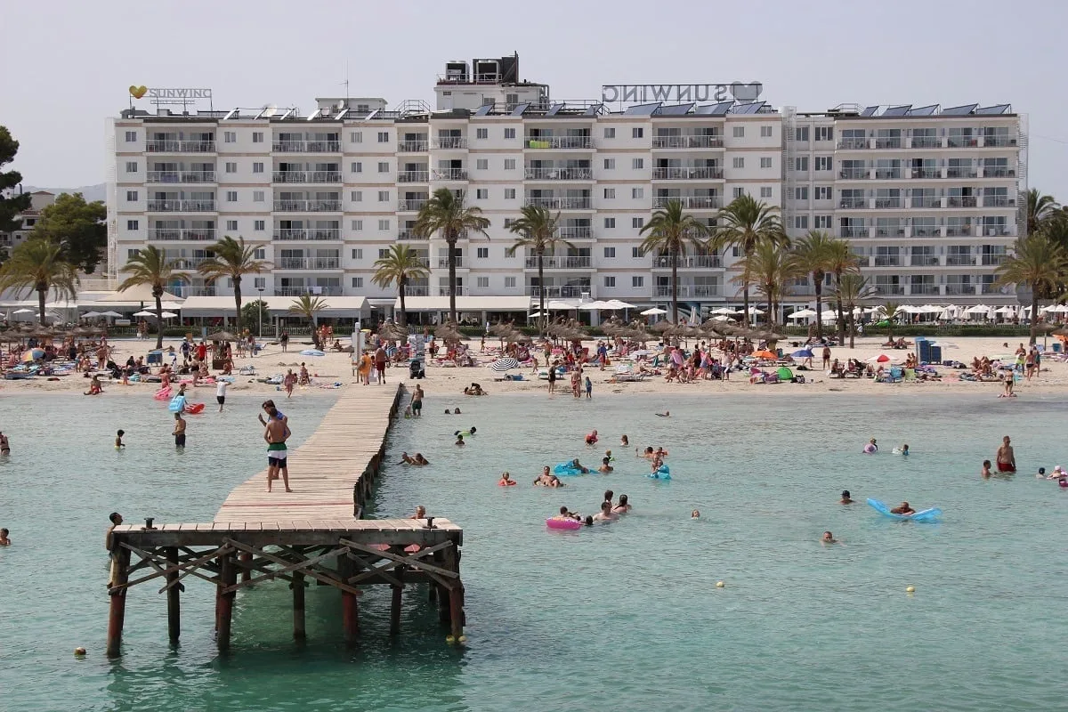 Ponton en bois et hôtels en bordure de plage