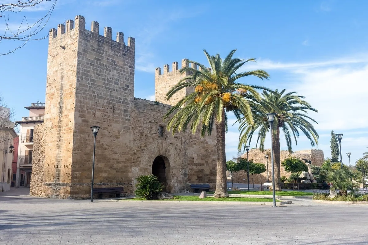 Porte dans la vieille-ville d'Alcudia