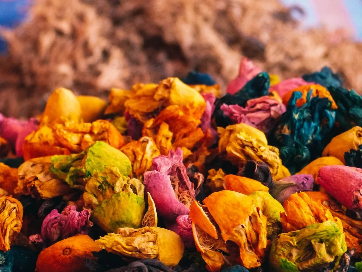 Epices marocaines colorées sur un étal