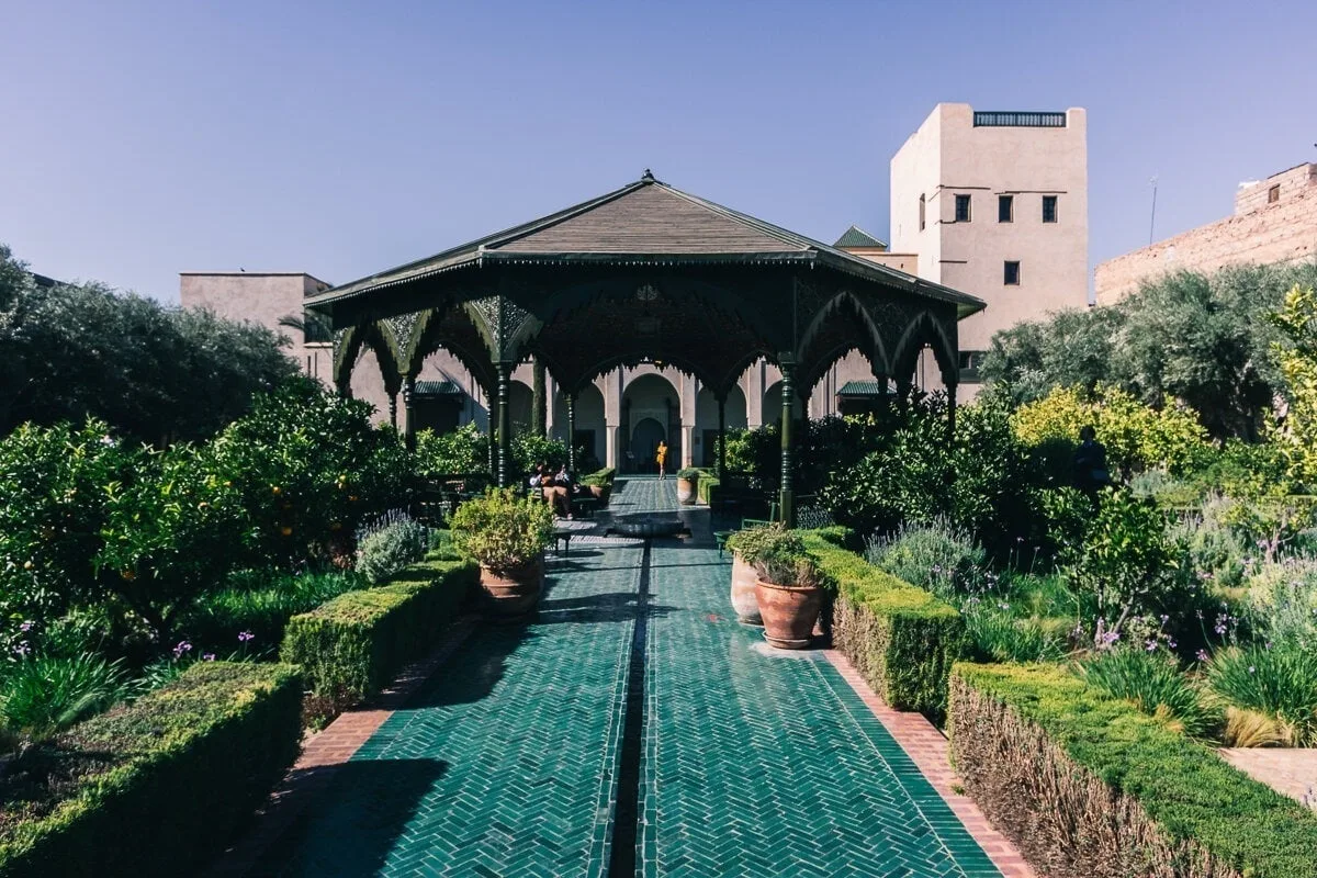 Petit bassin d'eau et pagode dans le Jardin Secret