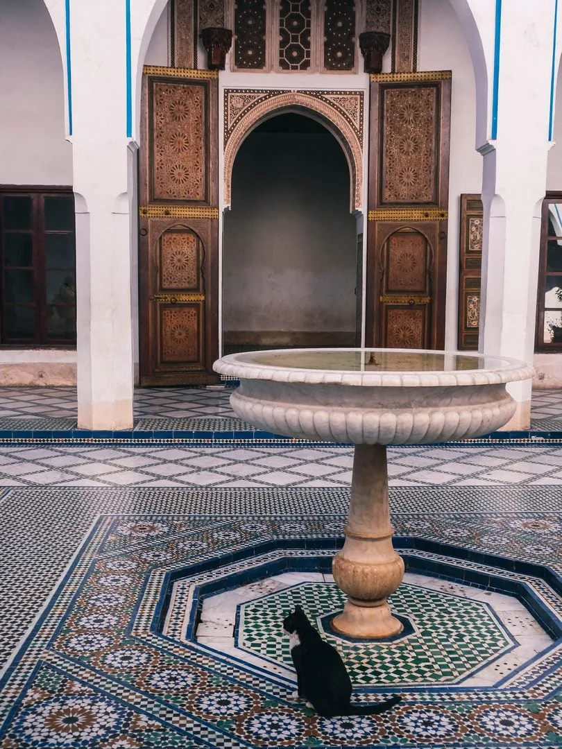 Patio d'un riad avec des mosaïques au sol