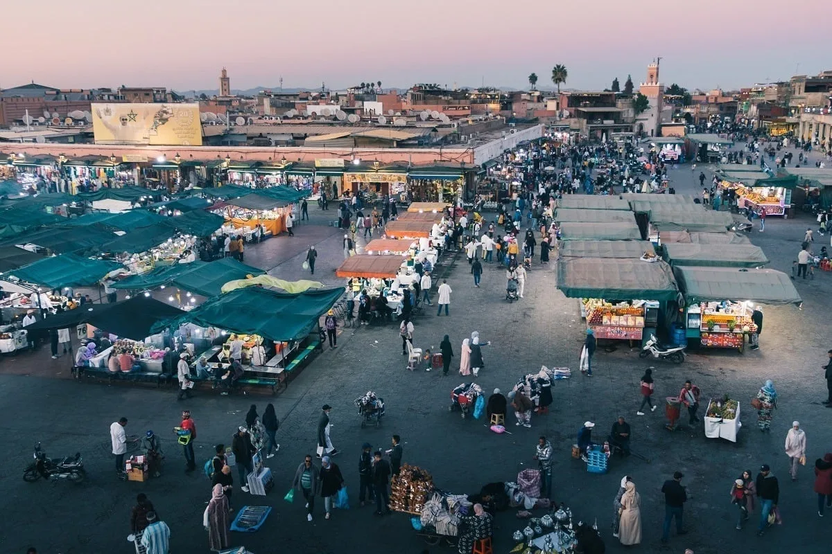 Vue sur la place Jemaa el Fna depuis une terrasse d'un café, au coucher du soleil